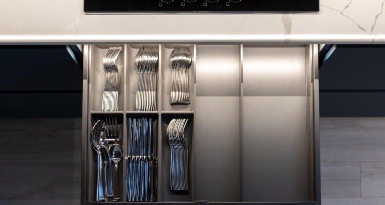 Métal, verre, surfaces travaillées mais discrètement